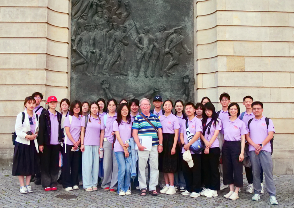 Die Gruppe von der Nanjing Universität vor dem Karl-Marx-Relief (anlässlich des 70. Jahrestages der Novemberrevolution1988 angebracht) am Neuen Marstall Die Gruppe von der Nanjing Universität vor dem Karl-Marx-Relief (anlässlich des 70. Jahrestages der Novemberrevolution 1988 angebracht) am Neuen Marstall